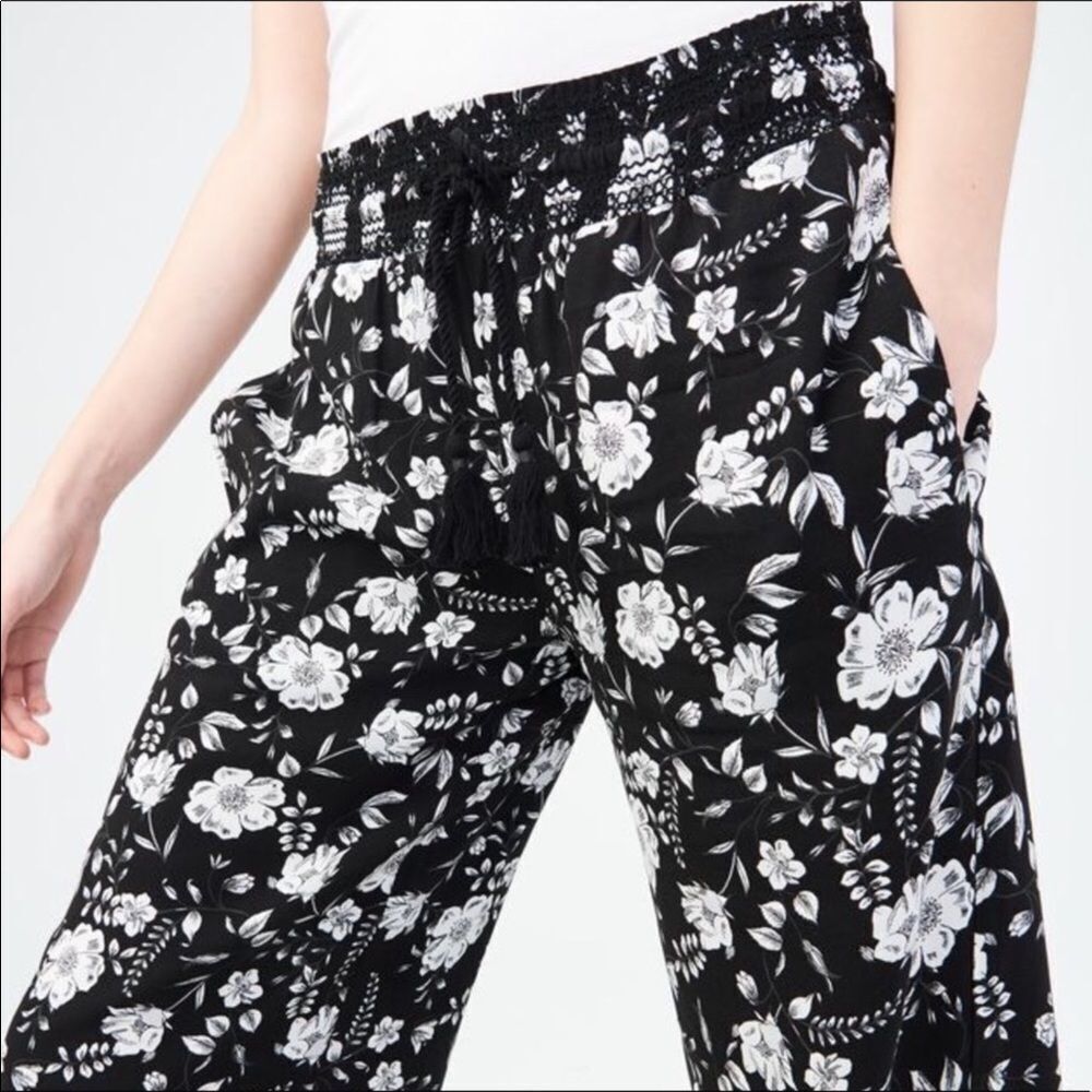 Floral Wide Leg Crop Pants | Black & White Rayon Culottes Aeropostale| M NWT